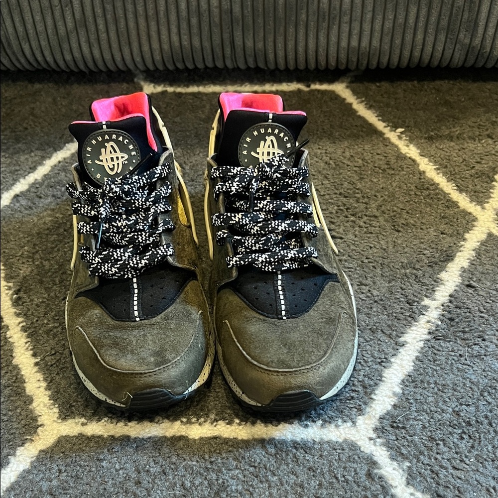 Nike Huarache Black and Pink Sneakers